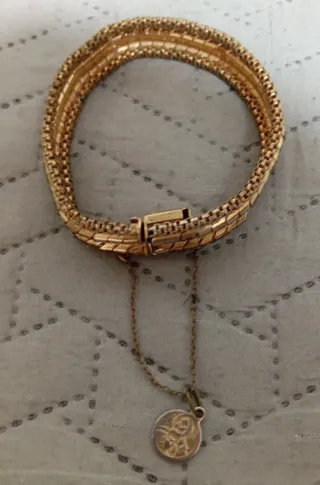 Pulsera vintage ancha bañada en oro con medallita