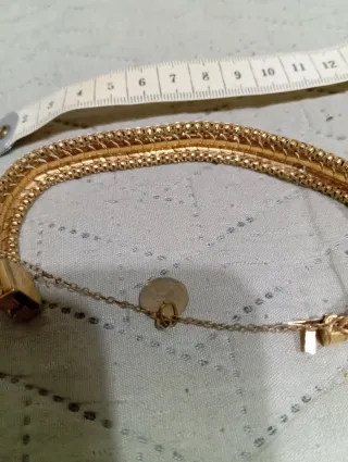 Pulsera vintage ancha bañada en oro con medallita