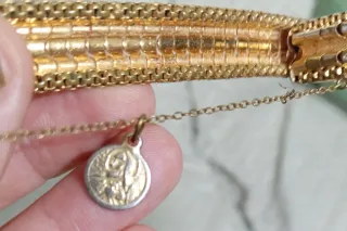 Pulsera vintage ancha bañada en oro con medallita