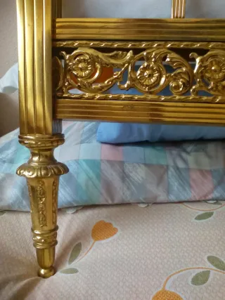 Cabecero vintage metal dorado con cristal azul