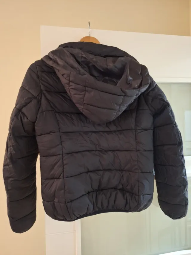 Anorak acolchado negro con cremallera