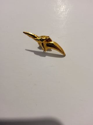 Spilla dorata a forma di uccello