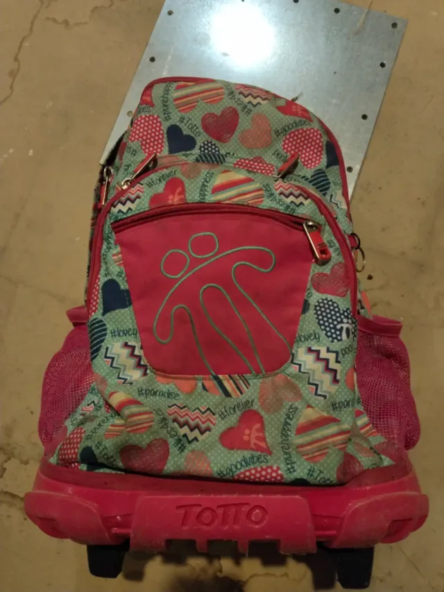 Mochila Totto con ruedas y diseño de corazones