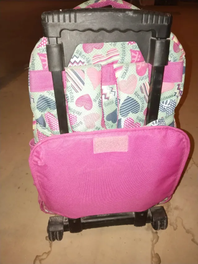 Mochila Totto con ruedas y diseño de corazones