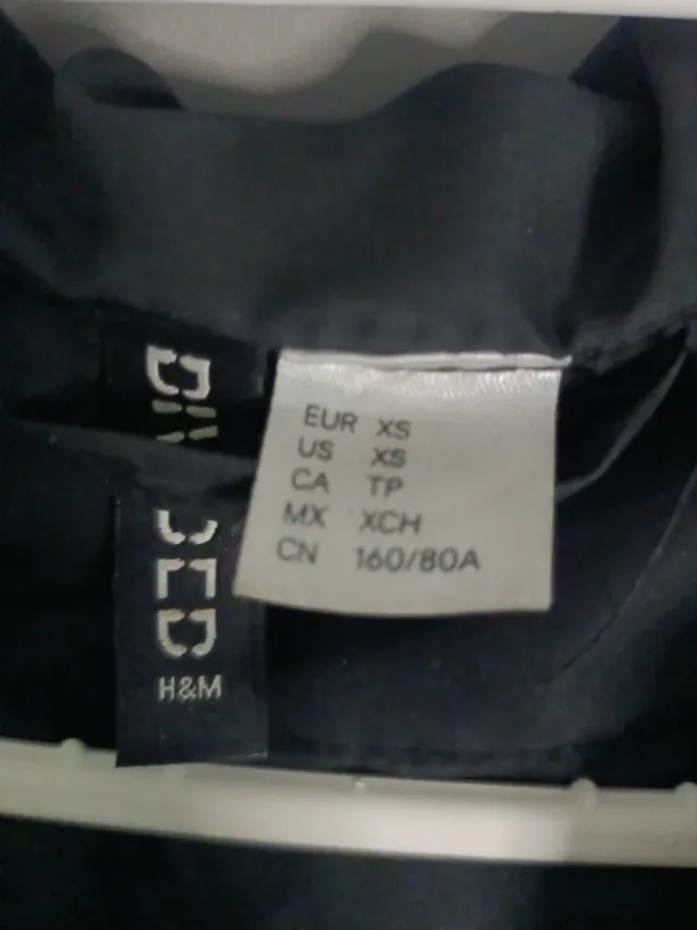 Abrigo negro acolchado con capucha H&M.