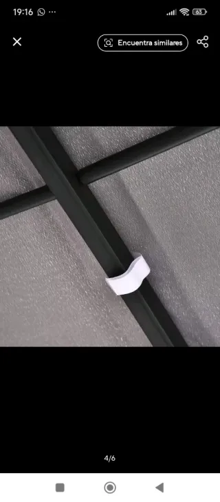 Pérgola metálica y de tela gris