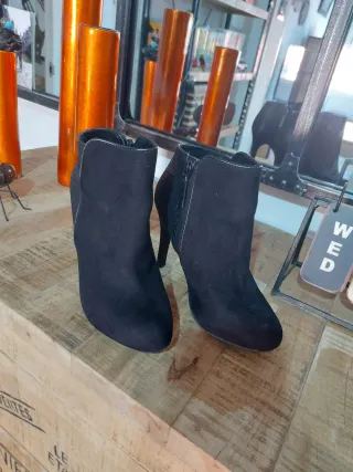 2 pares botines Pull&Bear y Blanco T.36