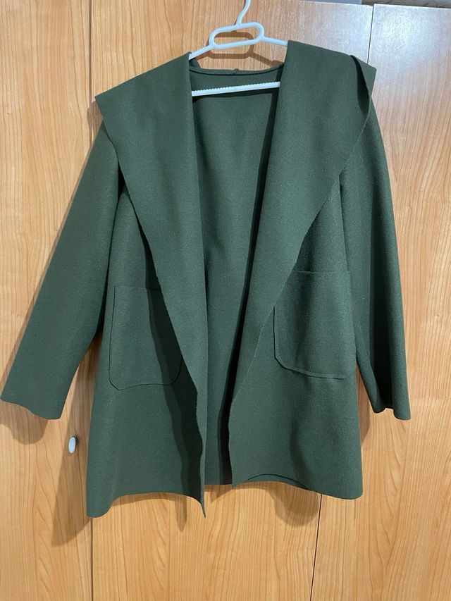 Chaqueta verde botella con capucha