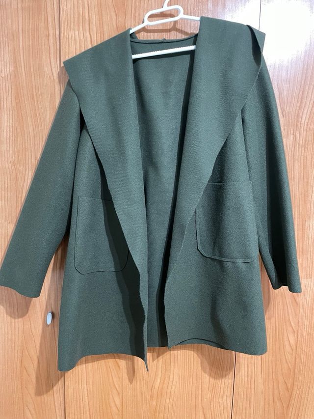 Chaqueta verde botella con capucha