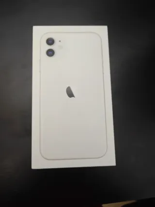 iPhone 11 + cargador original + 5 fundas