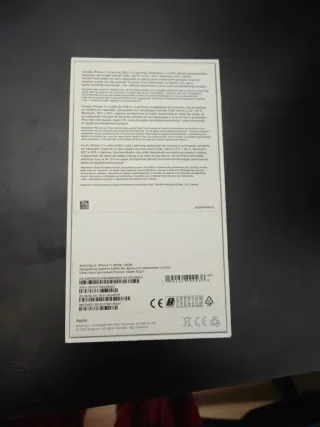 iPhone 11 + cargador original + 5 fundas