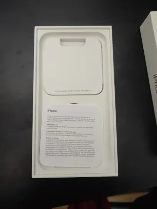 iPhone 11 + cargador original + 5 fundas