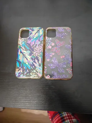 iPhone 11 + cargador original + 5 fundas