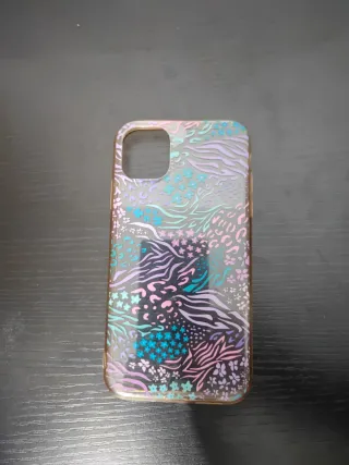 iPhone 11 + cargador original + 5 fundas
