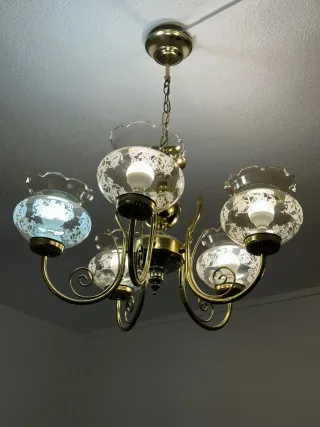 Lámpara de techo dorada y cristal