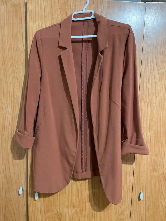 Chaqueta color coral muy cómoda