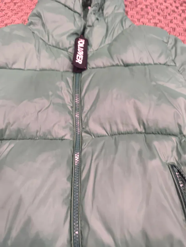 Giubbotto imbottito verde con cappuccio