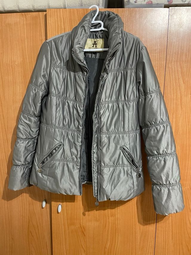 Chaquetón plateado muy abrigado