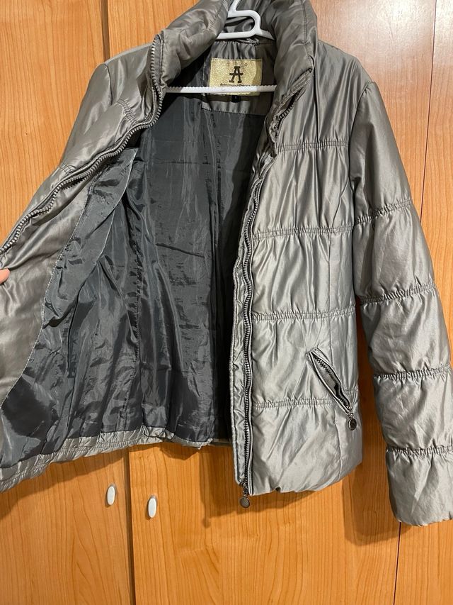 Chaquetón plateado muy abrigado