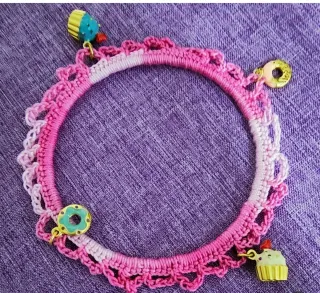 Bracciale rigido rosa con charm