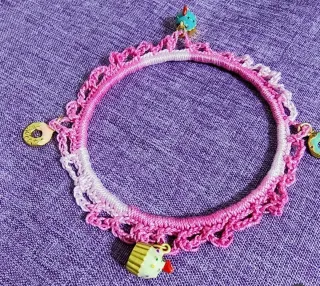 Bracciale rigido rosa con charm