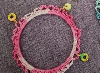 Bracciale rigido rosa con charm