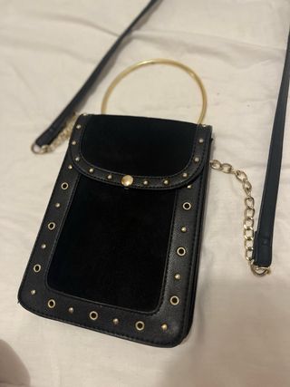 Bolso Negro con Detalles Dorados