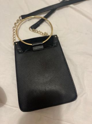 Bolso Negro con Detalles Dorados