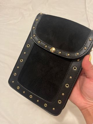 Bolso Negro con Detalles Dorados