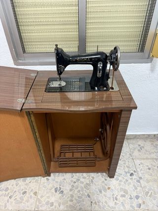 Máquina de coser Sigma con mueble