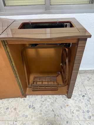 Máquina de coser Sigma con mueble