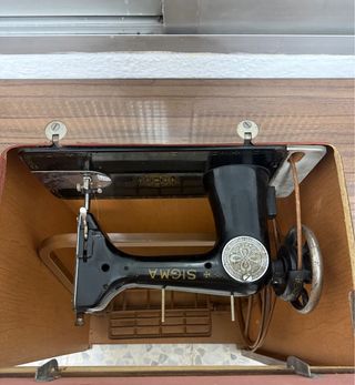 Máquina de coser Sigma con mueble