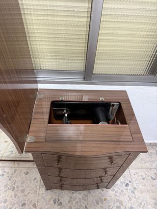 Máquina de coser Sigma con mueble