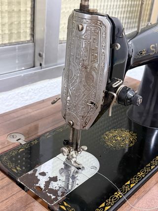 Máquina de coser Sigma con mueble