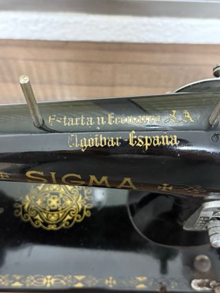 Máquina de coser Sigma con mueble