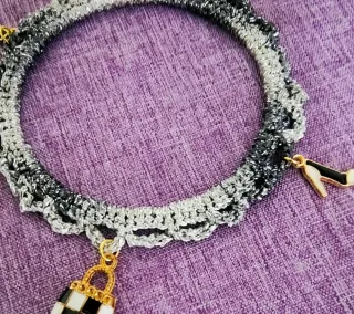 Bracciale rigido grigio con charms