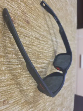 Gafas de sol negras con lentes naranjas