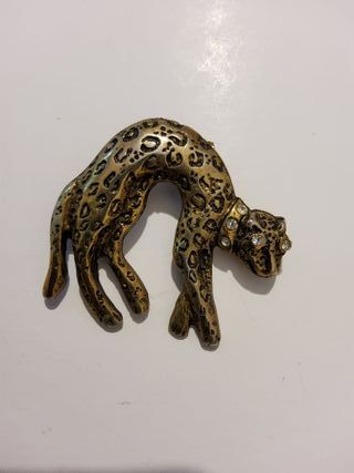 Spilla a forma di leopardo dorato