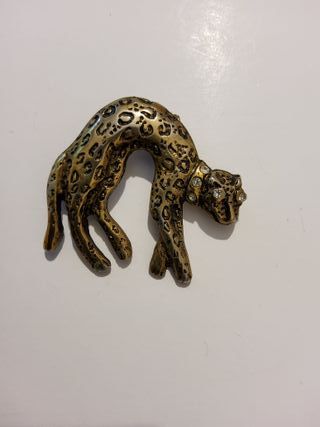Spilla a forma di leopardo dorato