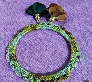 Bracciale rigido verde con charm
