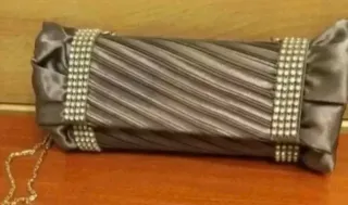 Cartera de fiesta gris con pedrería