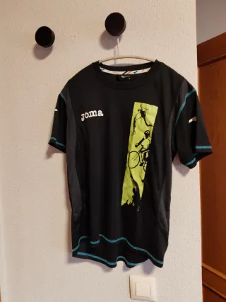 Camiseta Joma Negra con Estampado Verde