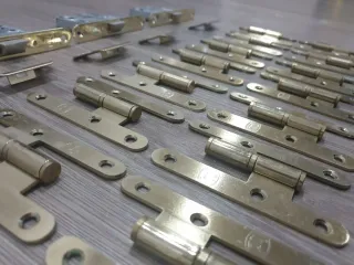 Bisagras y picaportes de níquel satinado.