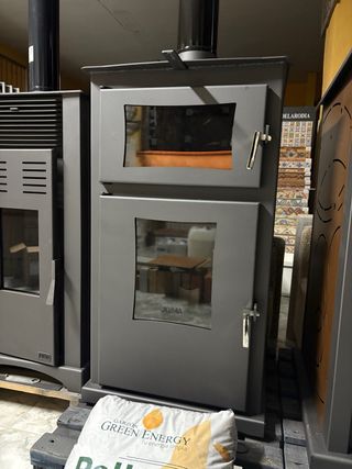 Estufas Pellet Hueso con Puerta Cristal y Horno