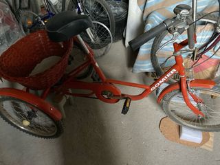 Triciclo rojo con cesta