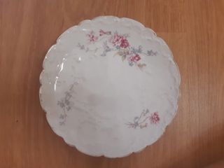 Plato antiguo decorado con flores