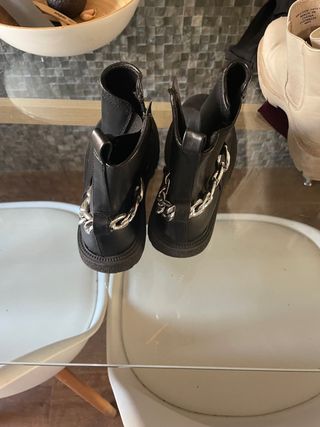 Botas negras con cadena