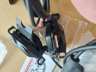 PAREJA DE FRENOS BICI SRAM CODE R 4 PISTONES