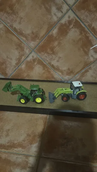Lote 2 tractores escala 1:32