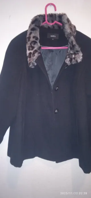Chaqueta ANTEA negra con cuello estampado